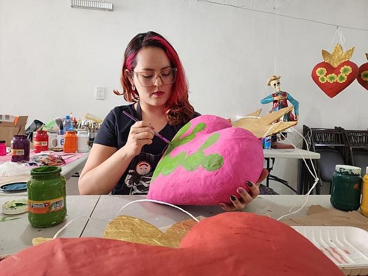 DECORAN CALLEJÓN DE VEYNA CON ARTESANÍAS ZACATECANAS