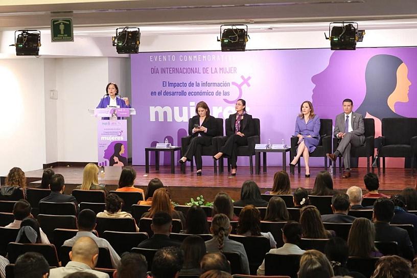 DEFIENDE AMALIA GARCÍA LA TRANSPARENCIA Y EL ACCESO A LA INFORMACIÓN 