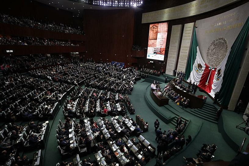 DEFIENDE AMLO SOBRERREPRESENTACIÓN DE MORENA EN CONGRESO