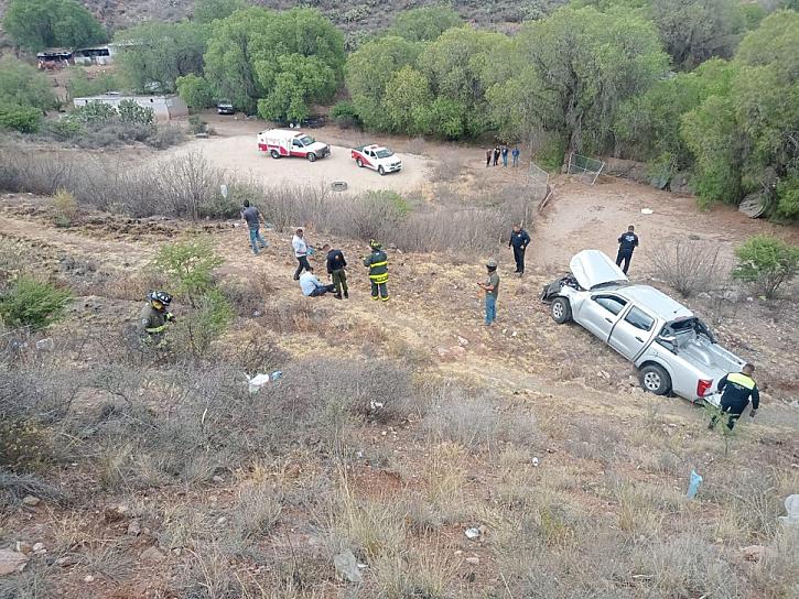 DEJA VOLCADURA DOS HOMBRES HERIDOS EN CALZADA SOLIDARIDAD