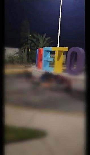 DEJAN CINCO CUERPOS EN LA GLORIETA DE ACCESO A LORETO 