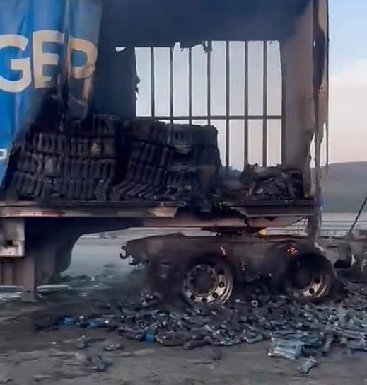 DEJA NOCHE VIOLENTA DOS POLICÍAS HERIDOS Y DOS TRÁILERES INCENDIADOS