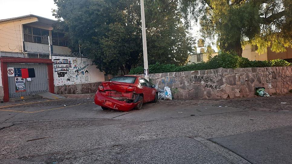 DEJAN VEHÍCULO ABANDONADO