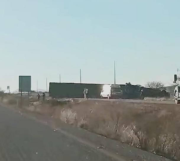 Deja volcadura de tráiler en la carretera federal 49 daños materiales