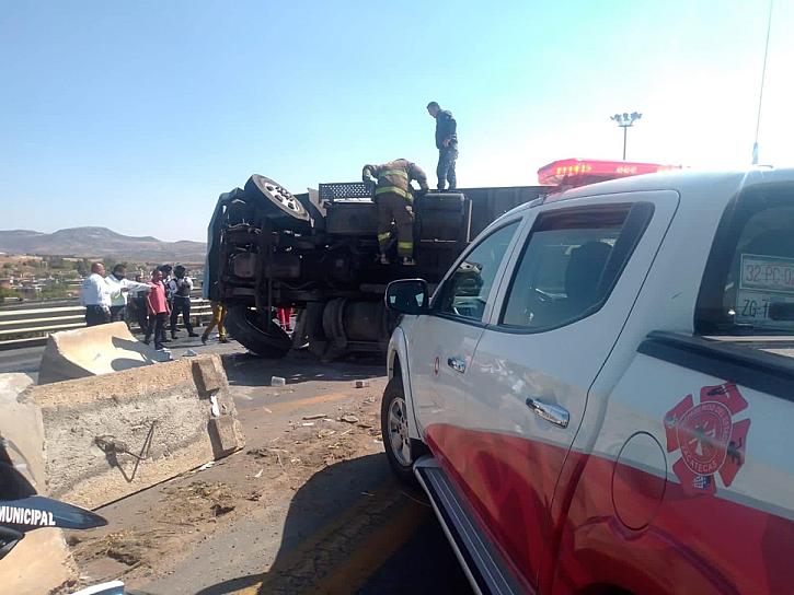 DEJA VOLCADURA DE TRÁILER UN LESIONADO