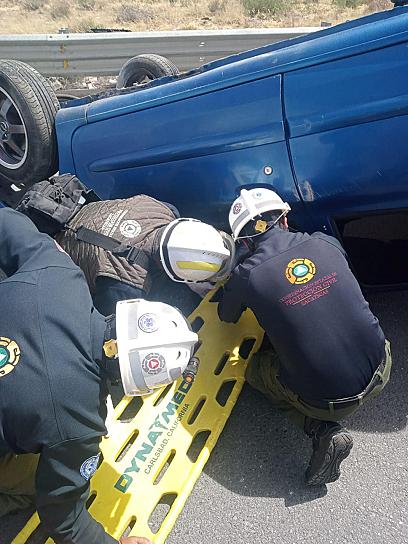 DEJA VOLCADURA UNA MUJER HERIDA