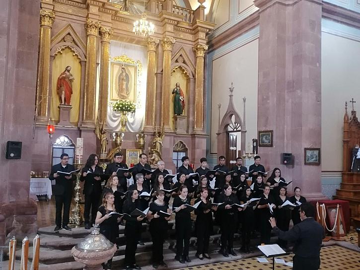 DELEITA CORO DEL ESTADO A HABITANTES DE TRANCOSO