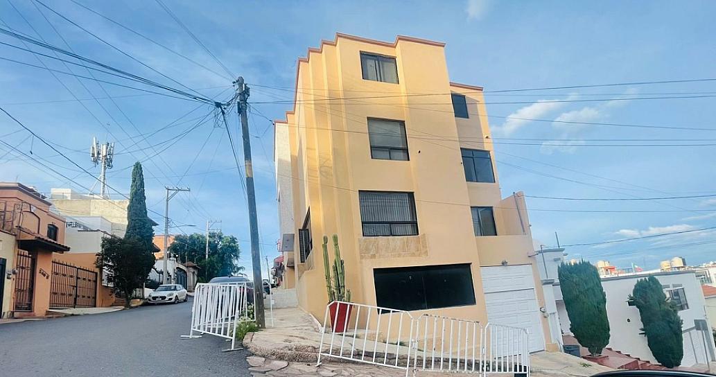 DENUNCIAN VECINOS ABUSO DE APARTADO DE LUGARES 