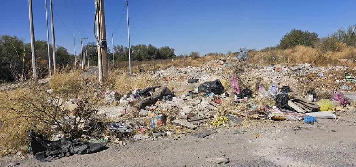 Denuncian acumulación de basura y baches en la avenida Doctores de Fresnillo 