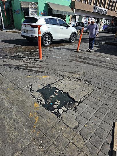 DENUNCIAN FUGA DE AGUAS NEGRAS EN LA CALLE MORELOS DE FRESNILLO