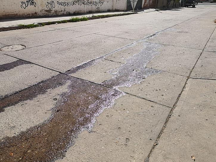 DENUNCIAN HABITANTES DE LOMAS DE PLATEROS FUGA DE AGUA POTABLE