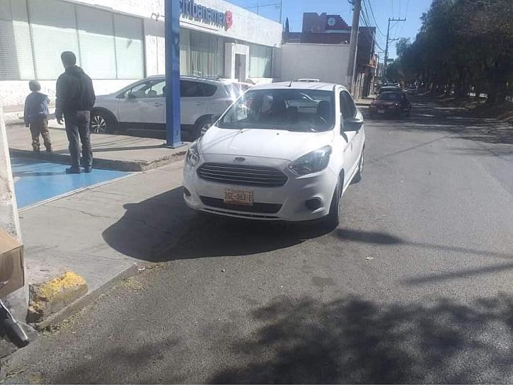 DENUNCIAN MAL USO DE VEHÍCULO OFICIAL 