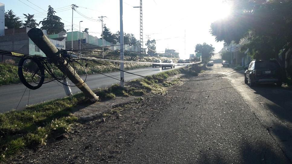 DENUNCIAN VECINOS POSTES CAÍDOS EN COLONIA BARROS SIERRA 