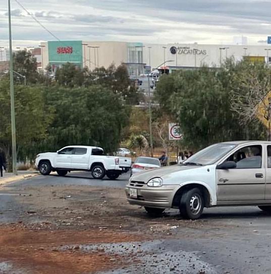 Derrame de aceite provoca el choque de tres vehículos en bulevar El Bote 