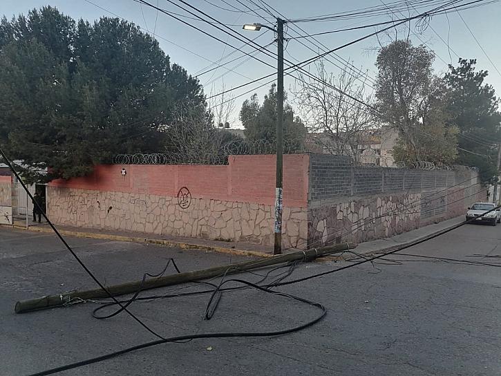 DERRIBA TRÁILER POSTES EN LA MINERA