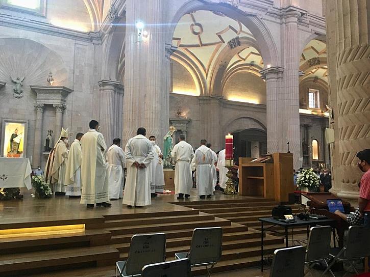  DESPIDEN CON MISA A PADRE HUMBERTO SALINAS