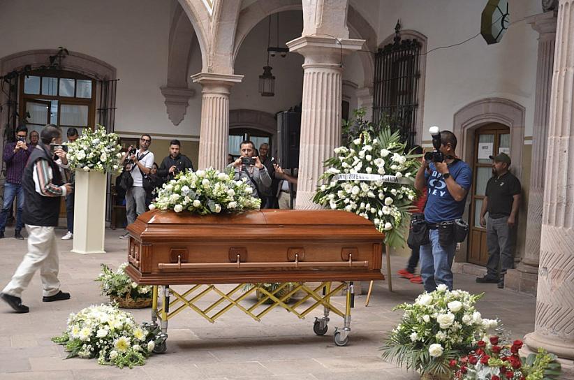 DESPIDEN ENTRE APLAUSOS A URIEL MÁRQUEZ VALERIO