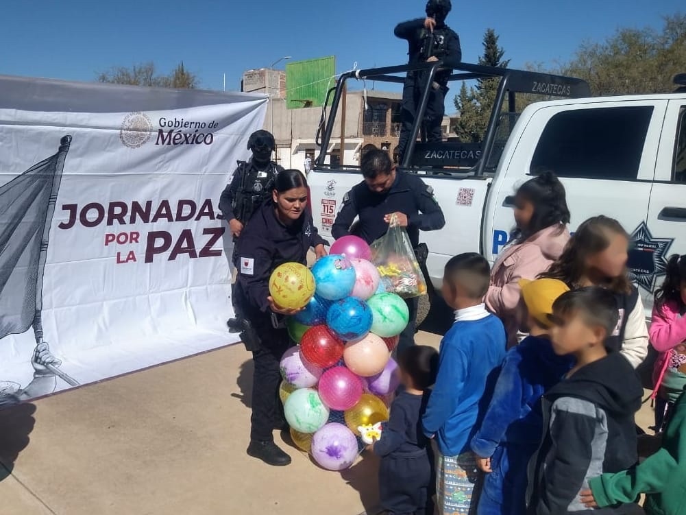 ENTREGAN CORPORACIONES DE SEGURIDAD JUGUETES A NIÑOS DE CALERA