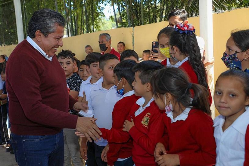 DESTINAN CERCA DE 5 MDP EN APOYOS A ESCUELAS DE APOZOL