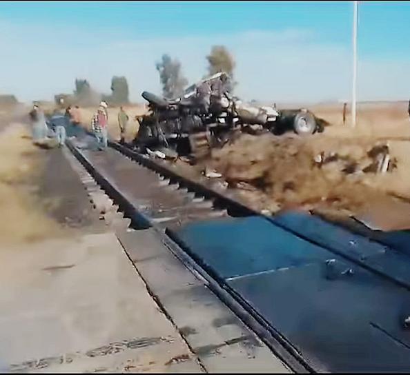 Destroza tren a tráiler que intentó ganarle el paso en Calera