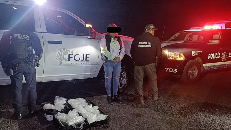 Detectan cargamento de droga en autobús; detienen a pasajera