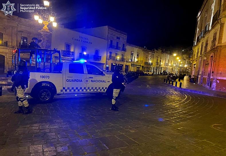 DETIENE LA DSP DE LA CAPITAL A CUATRO PERSONAS POR ORINAR EN VÍA PÚBLICA 