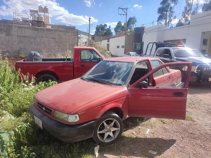 DETIENEN A 3 HOMBRES Y ASEGURAN 5 VEHÍCULOS CON REPORTE DE ROBO 