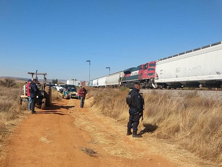 DETIENEN A CUATRO SUJETOS POR ROBAR DURMIENTES DE VÍAS DEL TREN