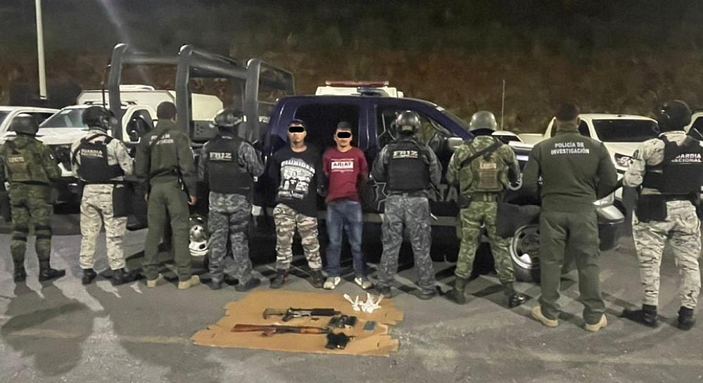 DETIENEN A DOS HOMBRES CON ARMAS LARGAS Y DROGA