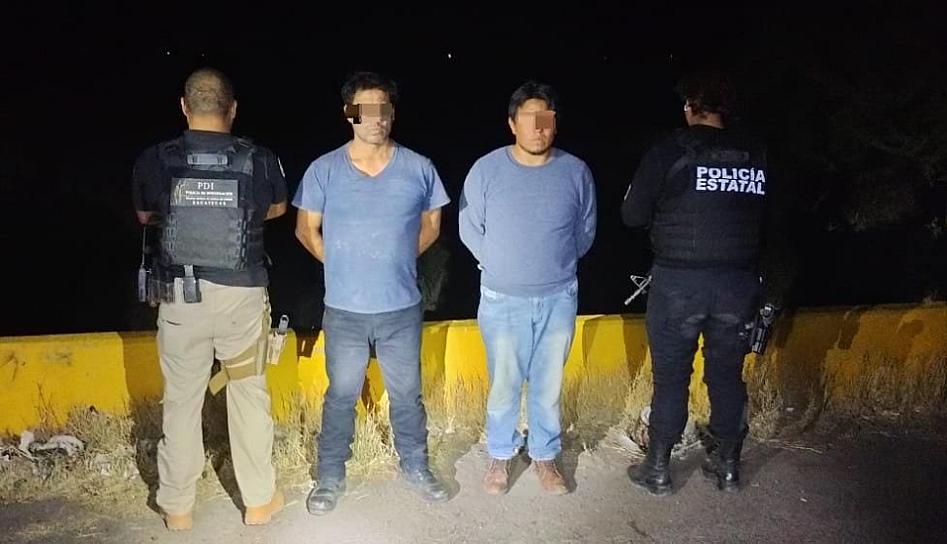 DETIENEN A DOS HOMBRES POR PORTAR ARMAS DE FUEGO Y POSEER INHIBIDORES