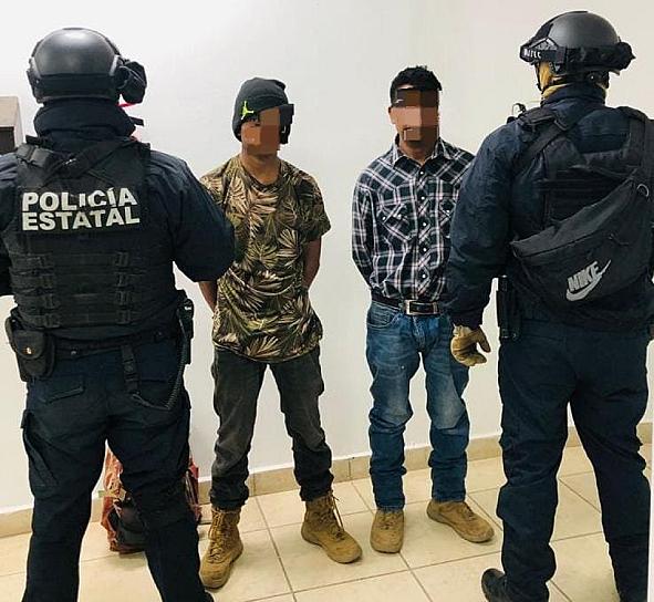 DETIENEN A DOS HOMBRES POR POSESIÓN DE DROGA, CARTUCHOS Y PONCHALLANTAS