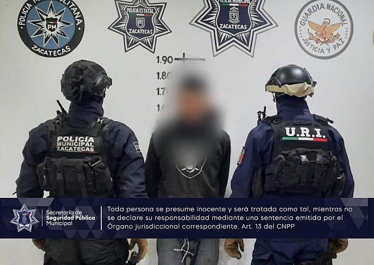 DETIENEN A DOS HOMBRES POR ROBAR UNA MOTO 