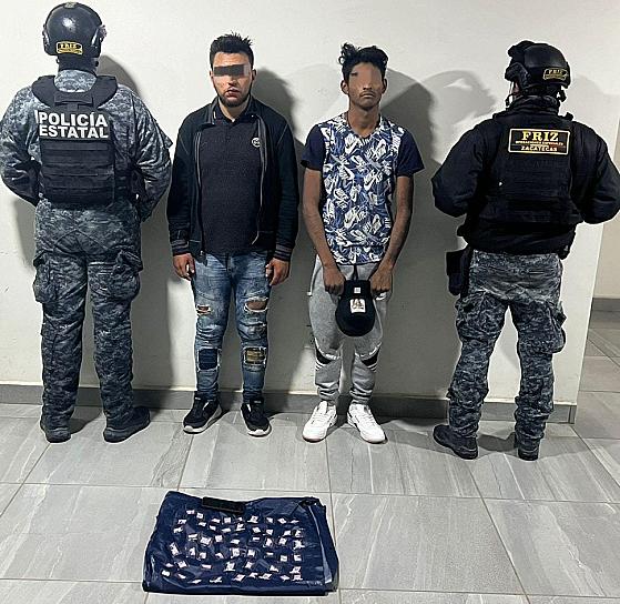 DETIENEN A DOS HOMBRES POR SESIÓN DE DROGA