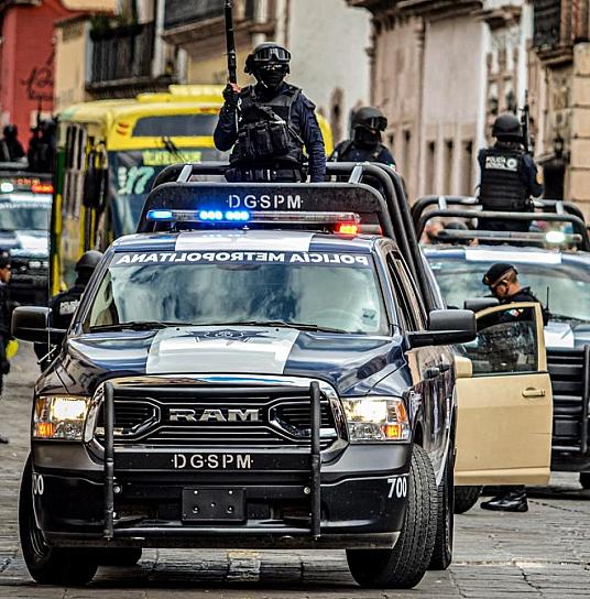 DETIENEN A DOS HOMBRES QUE VIAJABAN EN UNA MOTO ROBADA 