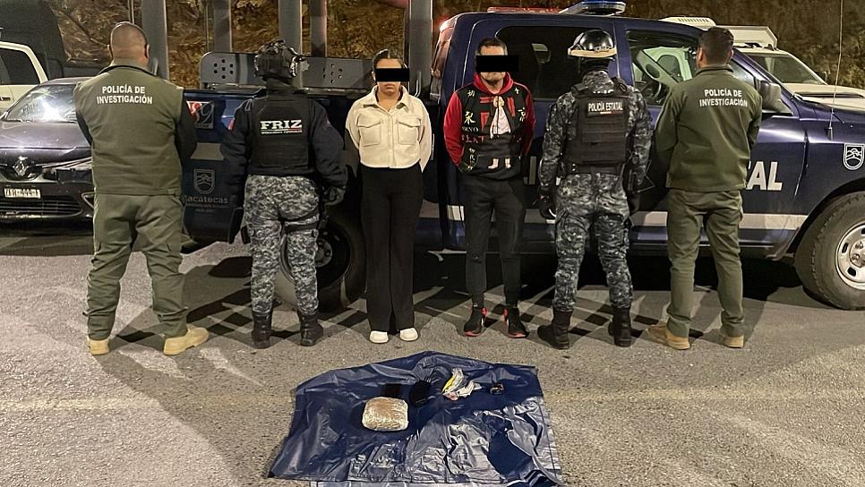 DETIENEN A DOS POR POSESIÓN DE DROGA; ASEGURAN CARGADORES, CARTUCHOS Y UN VEHÍCULO