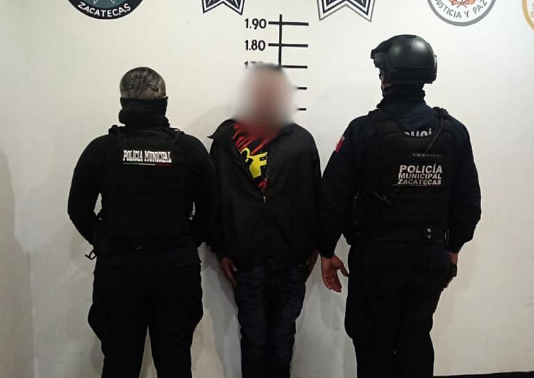 Detienen a dos personas por presunto robo a comercio