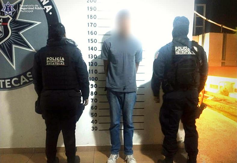 DETIENEN A DOS SUJETOS POR CONDUCIR UNA MOTO ROBADA 