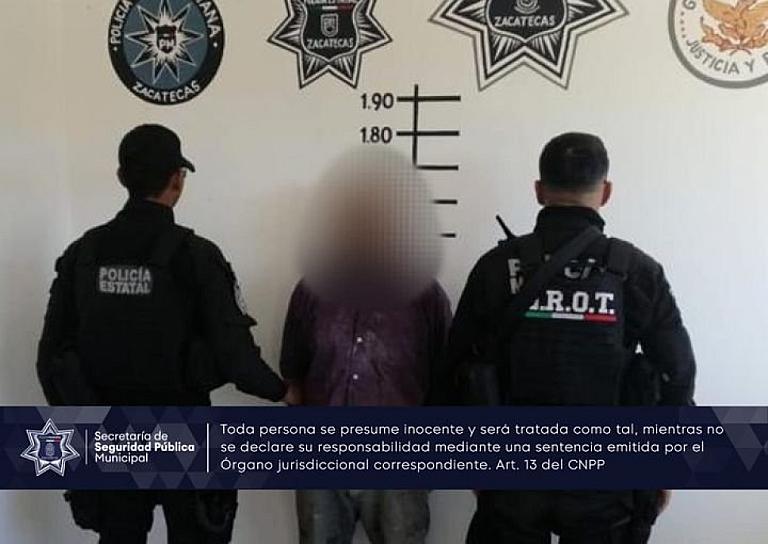 DETIENEN A HOMBRE EN EL VISITADOR POR AGREDIR A SU FAMILIA 