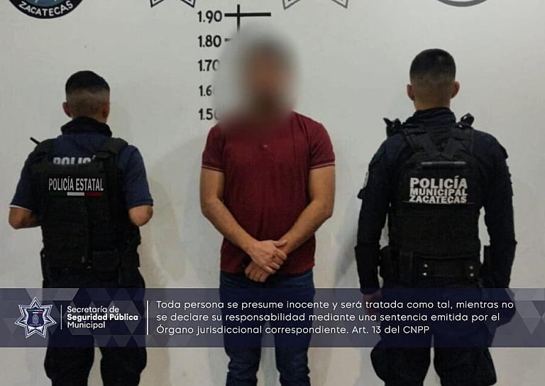 DETIENEN A HOMBRE POR AGREDIR A ELEMENTOS POLICIALES