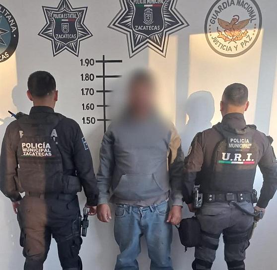DETIENEN A HOMBRE POR CAUSAR DESTROZOS A UN TAXI 