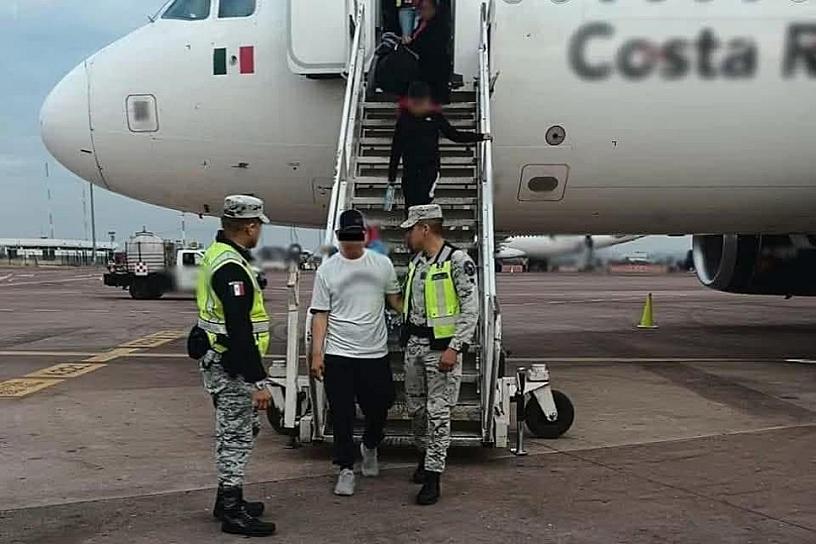 Detienen a hombre por intentar desviar vuelo hacia EU