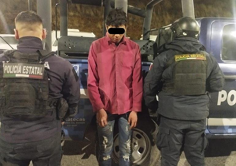 Detienen a hombre por portar armas, sustancias ilegales y un vehículo robado