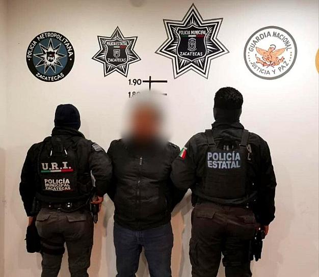 DETIENEN A HOMBRE POR VIOLENCIA Y PORTAR ARMA DE FUEGO 