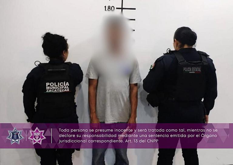 DETIENEN A HOMBRE QUE GOLPEÓ A SU ESPOSA EN LA CALLE