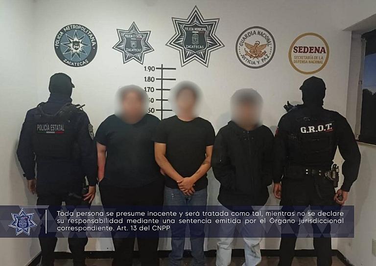 Detienen a jóvenes tras impactarse contra muro de negocio