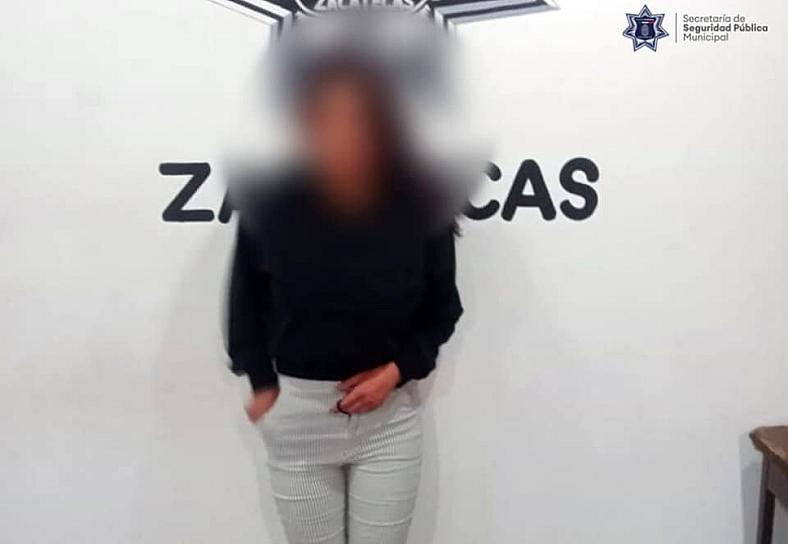 DETIENEN A LINDA POR ROBO A COMERCIO