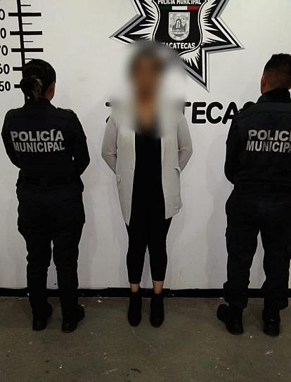 DETIENEN A MUJER EN LA FENAZA POR PRESUNTO ABUSO DE CONFIANZA