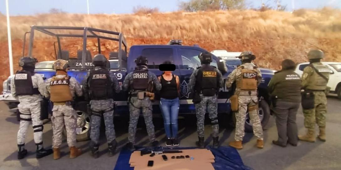 Detienen a mujer en Loreto por portación de arma y posesión de droga