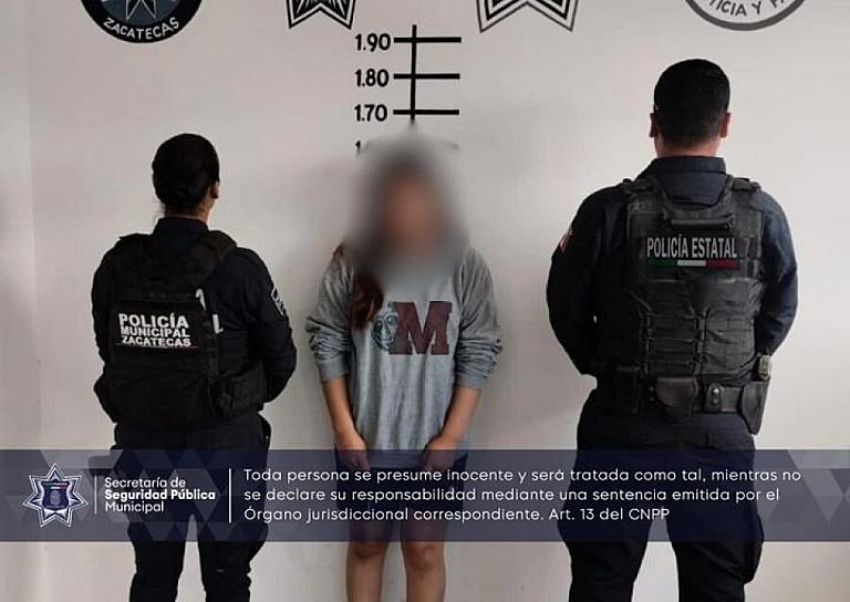 DETIENEN A MUJER POR GOLPEAR A OTRA 