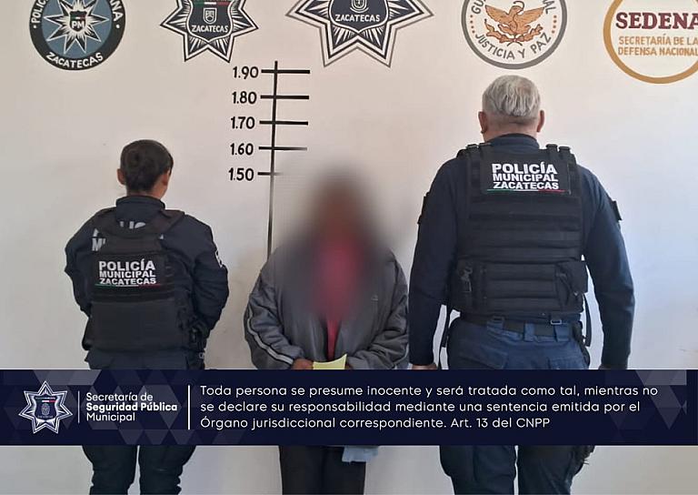 DETIENEN A MUJER POR ROBAR COMERCIO DE LA 5 SEÑORES 
